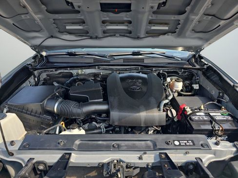 Used 2018 Toyota Tacoma TRD Sport AWD/4WD image 28