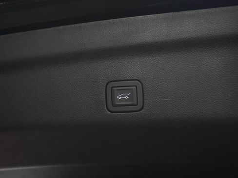 Used 2025 GMC Yukon Denali w/ Sun & Power Step Package AWD/4WD image 11