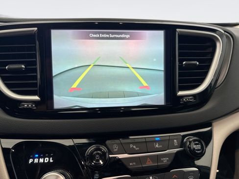Used 2023 Chrysler Pacifica Touring-L FWD image 14