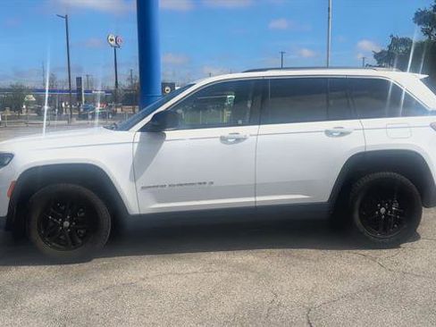 Used 2023 Jeep Grand Cherokee Laredo w/ Trailer Tow Prep Group (B) image 5