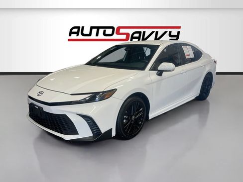 Used 2026 Toyota Camry SE FWD image 3