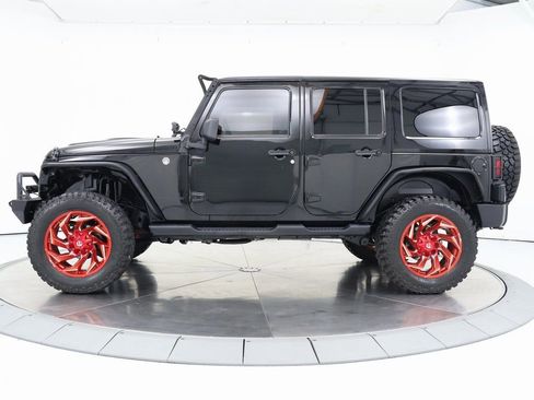 Used 2018 Jeep Wrangler Unlimited Sahara image 2