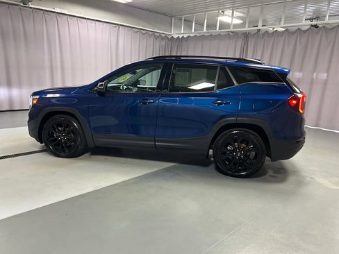 Used 2022 GMC Terrain SLT w/ Elevation Edition FWD image 4