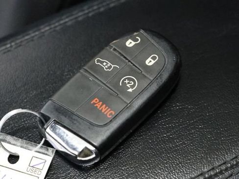 Used 2025 Jeep Compass Latitude w/ Sun & Sound Group AWD/4WD image 37