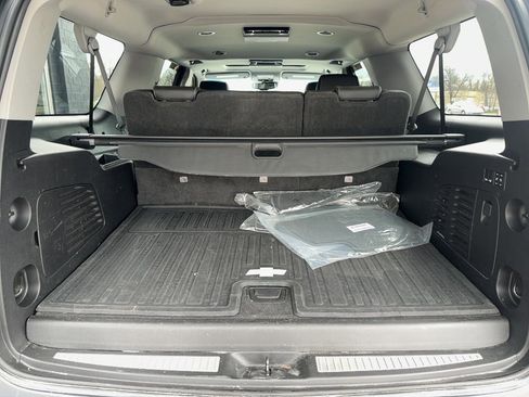 Used 2018 Chevrolet Suburban LT image 9