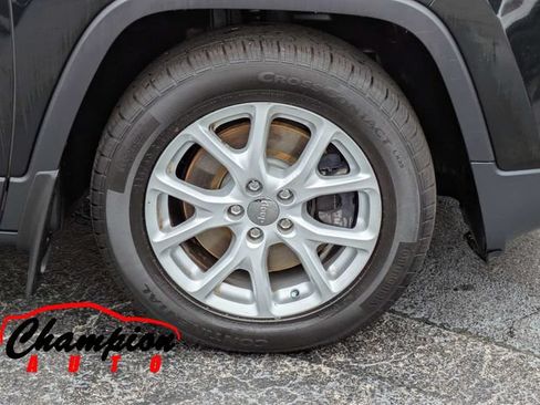 Used 2018 Jeep Cherokee Latitude FWD image 12