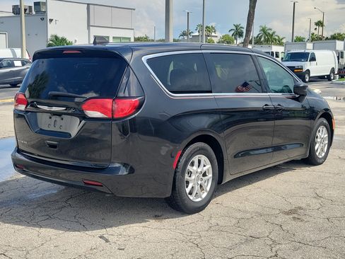 Used 2023 Chrysler Voyager LX FWD image 5