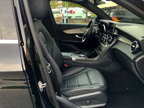 Used 2019 Mercedes-Benz GLC 300 4MATIC image 8