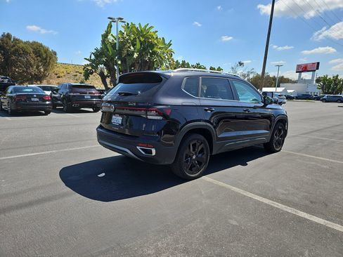 Used 2025 Volkswagen Taos SE w/ Panoramic Sunroof Package image 5