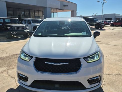 Certified 2024 Chrysler Pacifica Touring-L image 2