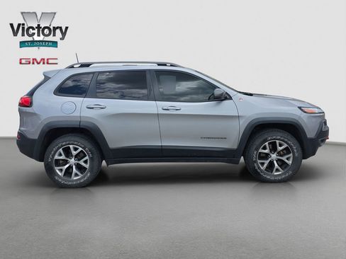 Used 2018 Jeep Cherokee Trailhawk w/ Comfort/Convenience Group AWD/4WD image 19