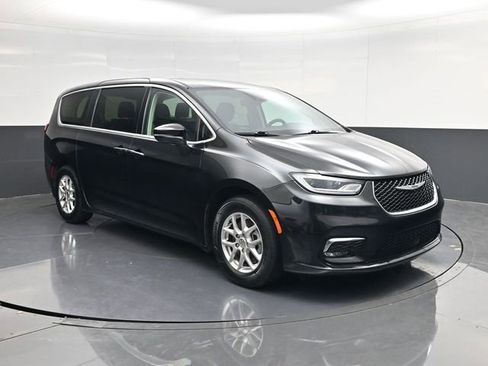 Used 2023 Chrysler Pacifica Touring-L FWD image 1