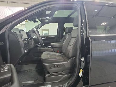 Used 2025 Chevrolet Suburban High Country AWD/4WD image 22