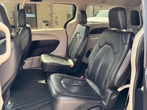 Used 2020 Chrysler Pacifica Touring-L FWD image 10