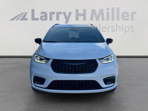 New 2026 Chrysler Pacifica Limited image 8