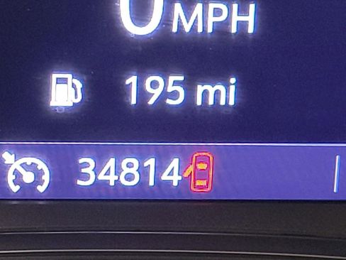 Used 2023 Chevrolet Traverse LT image 3