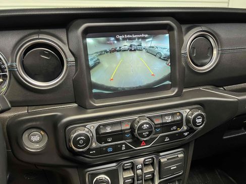 Used 2022 Jeep Wrangler Unlimited Rubicon 4xe AWD/4WD image 32