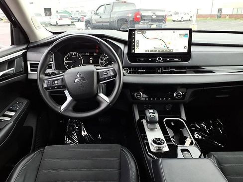 Used 2025 Mitsubishi Outlander SE FWD image 21