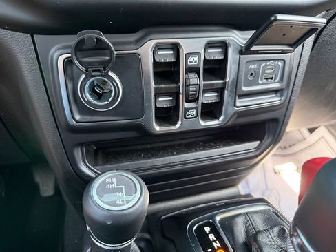Used 2022 Jeep Wrangler Unlimited Sahara AWD/4WD image 35