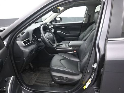 Used 2024 Toyota Highlander XLE AWD/4WD image 9