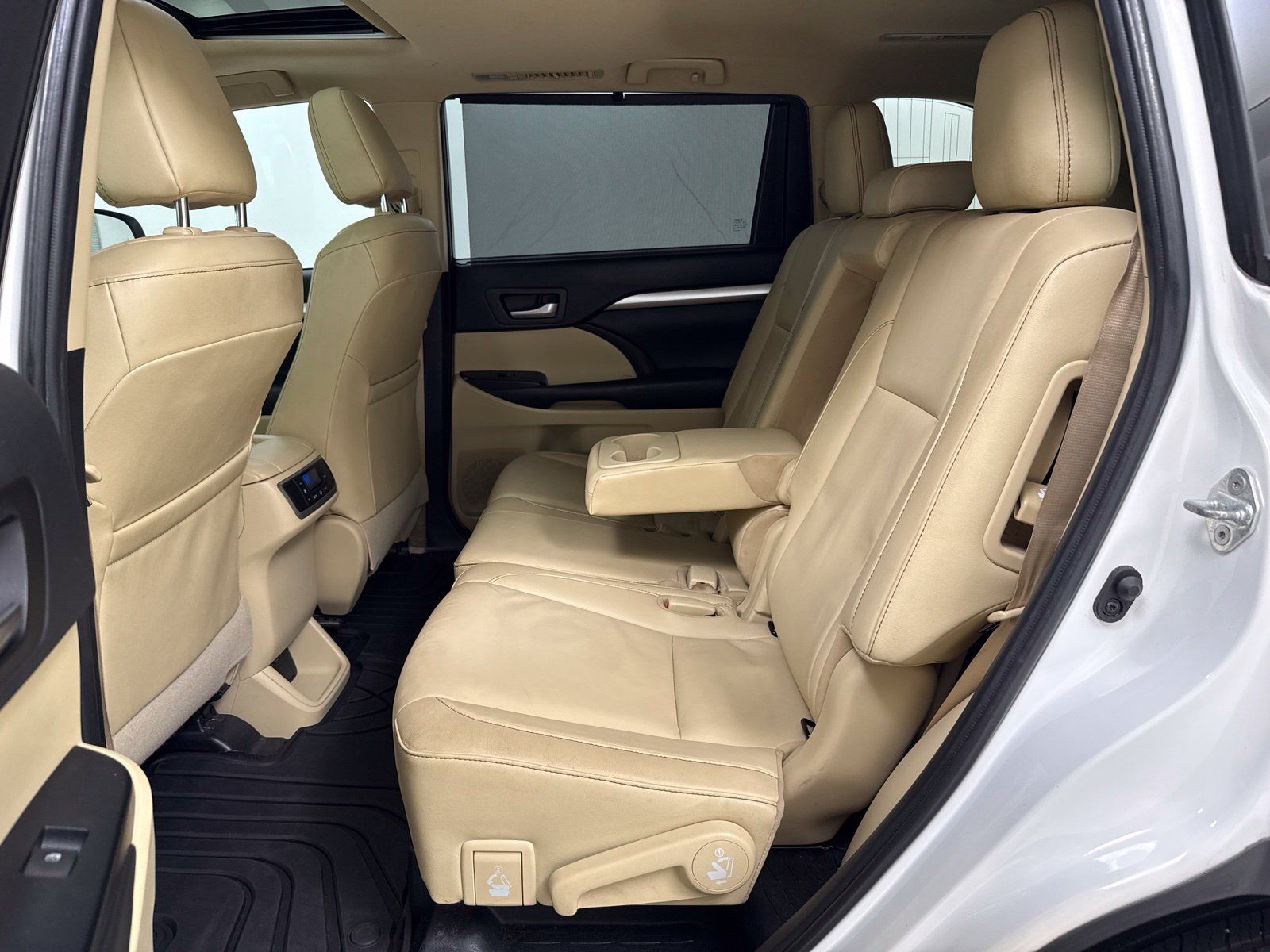 Used 2019 Toyota Highlander XLE FWD image 19