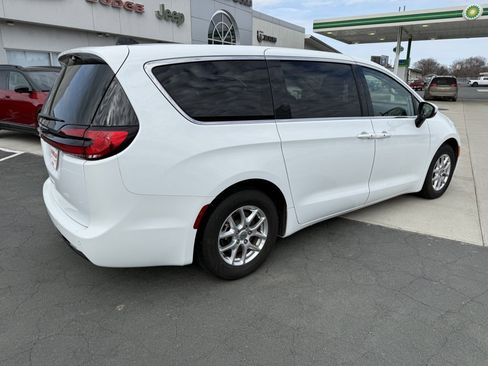 Used 2023 Chrysler Pacifica Touring-L image 8