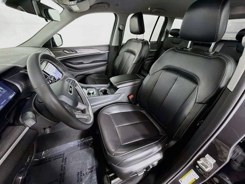 Used 2023 Jeep Grand Cherokee Limited w/ Luxury Tech Group II AWD/4WD image 22