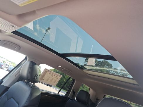 Certified 2026 Volkswagen Atlas SE w/ Panoramic Sunroof Package FWD image 32