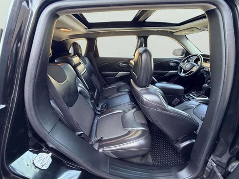 Used 2017 Jeep Cherokee Trailhawk w/ Comfort/Convenience Group AWD/4WD image 28