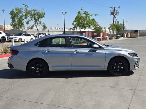 Used 2025 Volkswagen Jetta SE FWD image 13