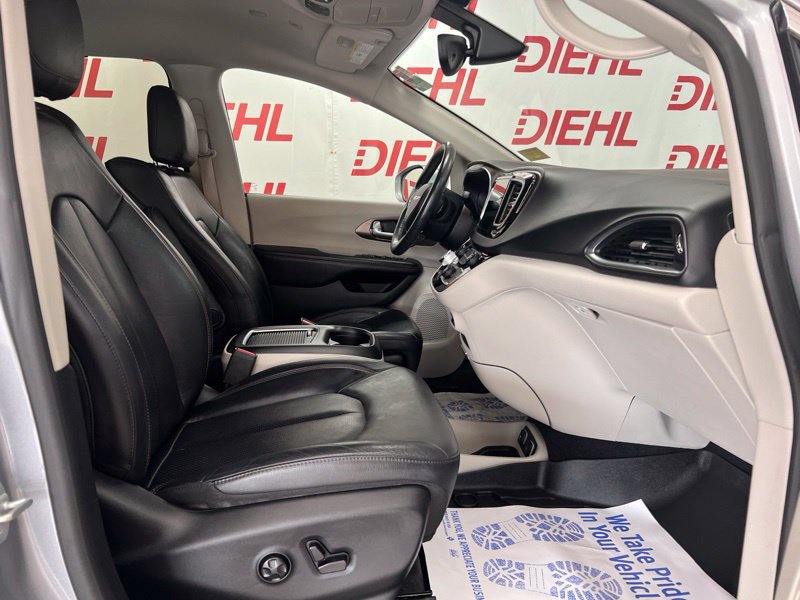 Used 2019 Chrysler Pacifica Touring-L Plus FWD image 13
