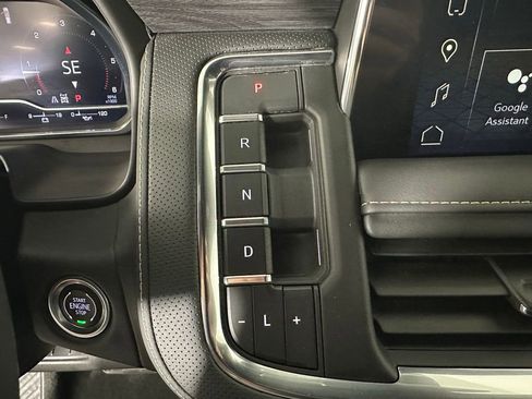 Used 2024 GMC Yukon SLT w/ SLT Luxury Package image 18