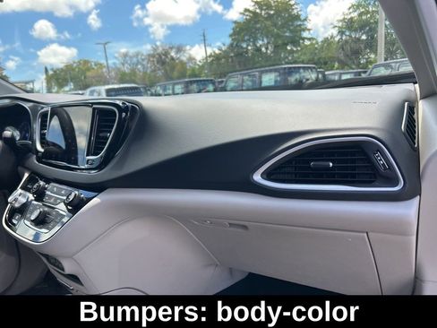 Certified 2023 Chrysler Pacifica Touring-L image 23