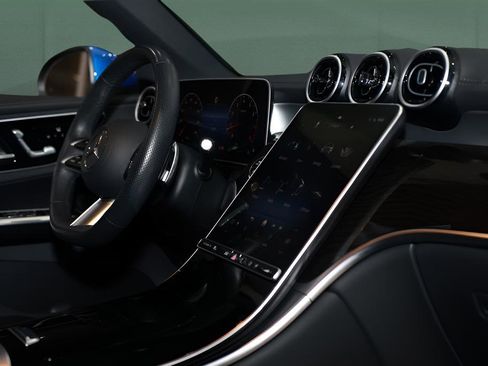 Used 2024 Mercedes-Benz GLC 300 4MATIC w/ AMG Line image 18