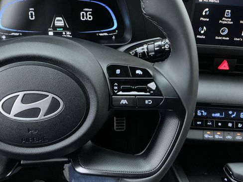 Used 2025 Hyundai Elantra Sport image 13