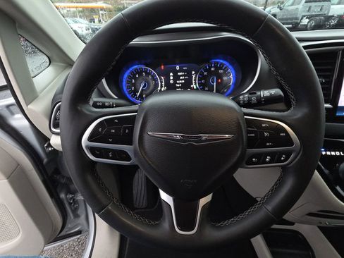 Used 2023 Chrysler Pacifica Touring-L image 17