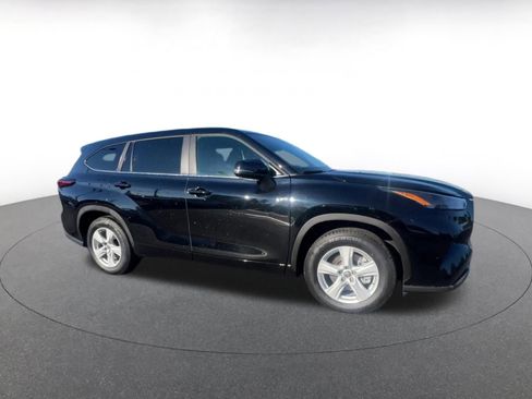 Used 2025 Toyota Highlander LE image 2