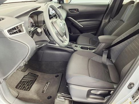 Used 2025 Toyota Corolla Cross SE image 13