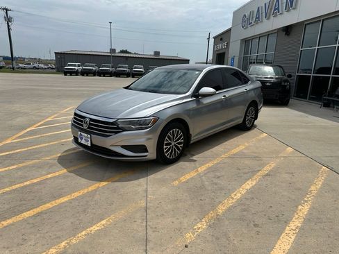 Used 2019 Volkswagen Jetta SE FWD image 3