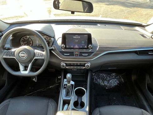 Used 2024 Nissan Altima 2.5 SV image 10