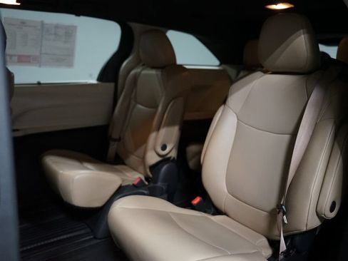 Used 2023 Toyota Sienna XLE FWD image 14