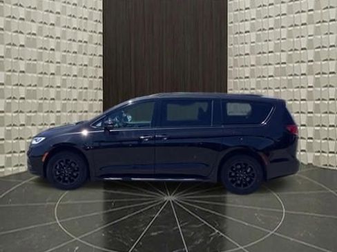 Certified 2021 Chrysler Pacifica Touring-L w/ S Appearance Package AWD/4WD image 6