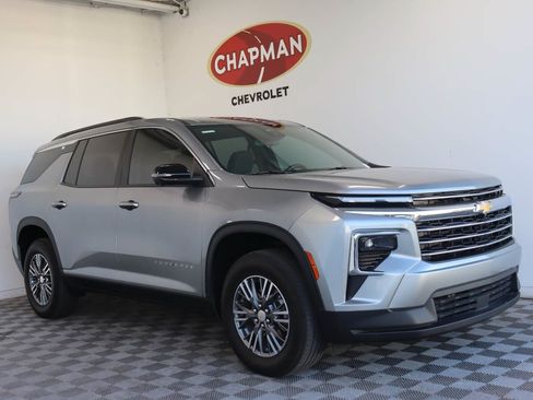 Used 2025 Chevrolet Traverse LT w/ Driver Confidence Package AWD/4WD image 1
