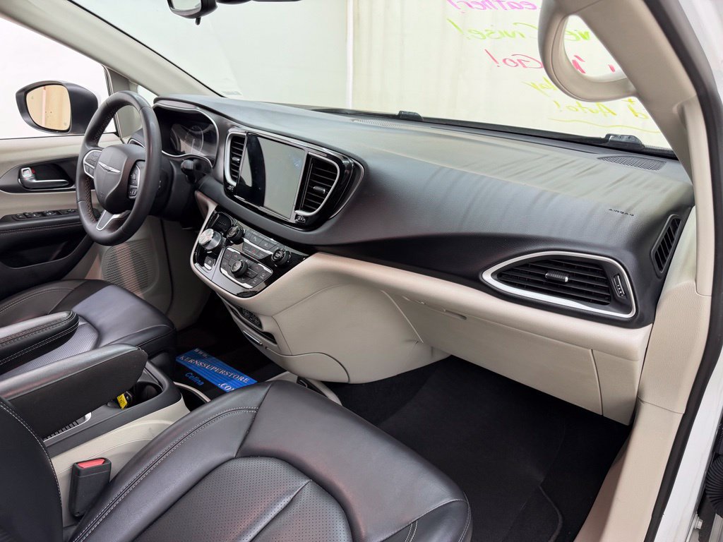 Used 2023 Chrysler Pacifica Touring-L FWD image 12