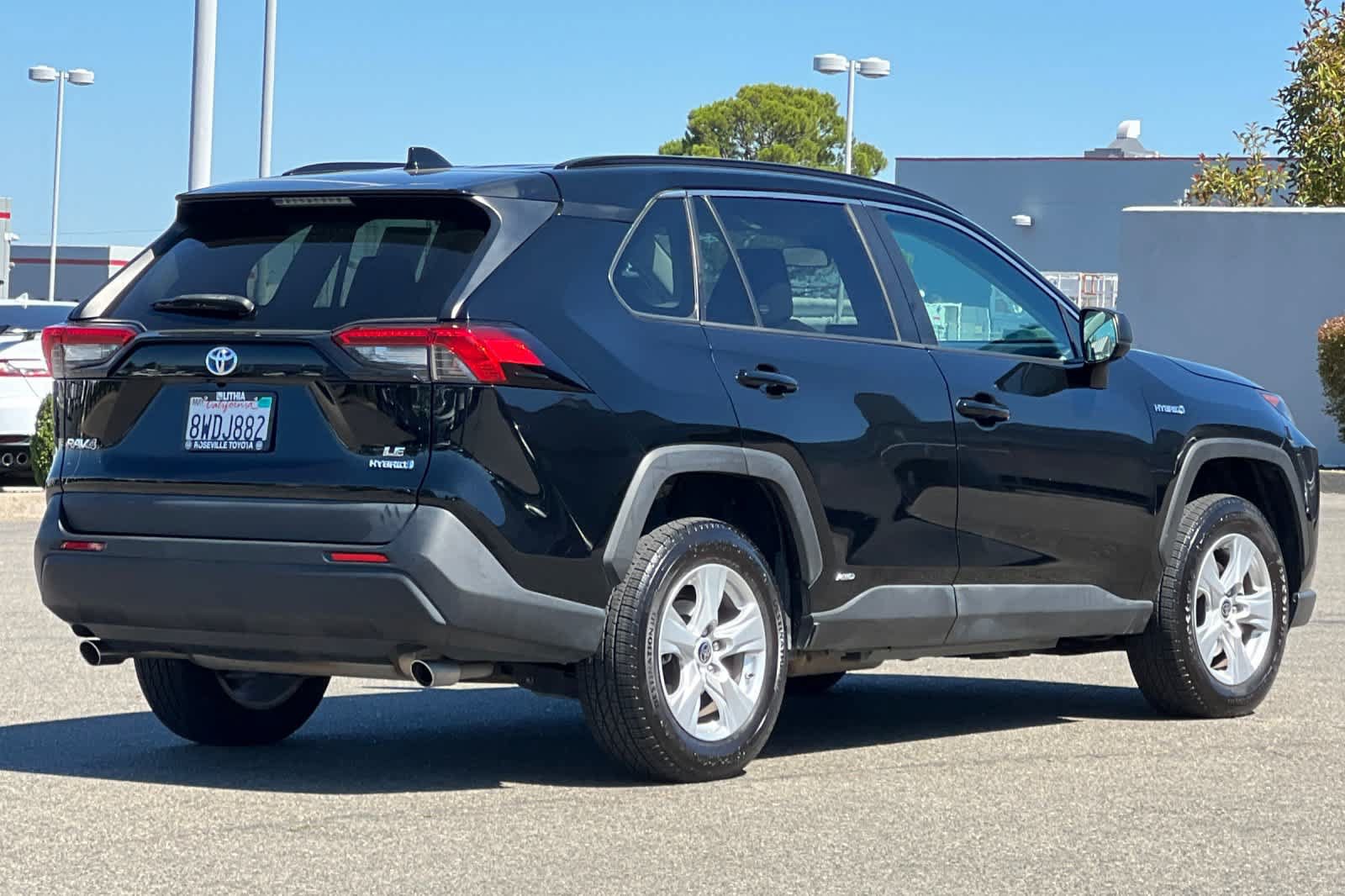 Used 2021 Toyota RAV4 LE AWD/4WD image 2