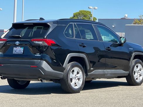 Used 2021 Toyota RAV4 LE AWD/4WD image 2