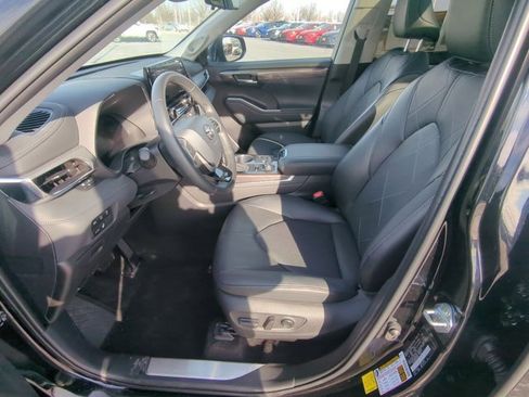 Certified 2025 Toyota Highlander Platinum image 8
