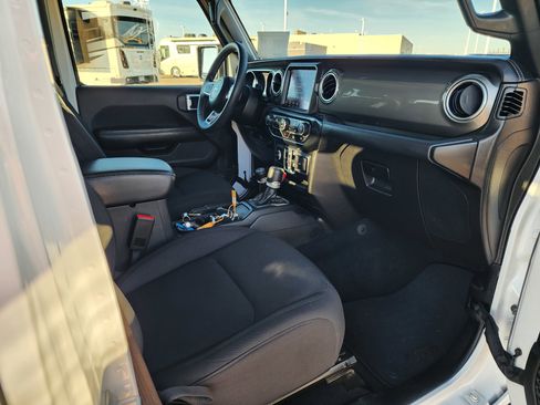 Used 2023 Jeep Gladiator Overland AWD/4WD image 17