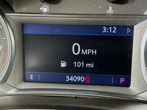 Used 2023 Chevrolet Traverse LT image 2