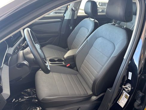 Used 2025 Volkswagen Jetta SE image 40